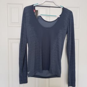 UNDER ARMOR WOMENS LONG SLEVE SMALL